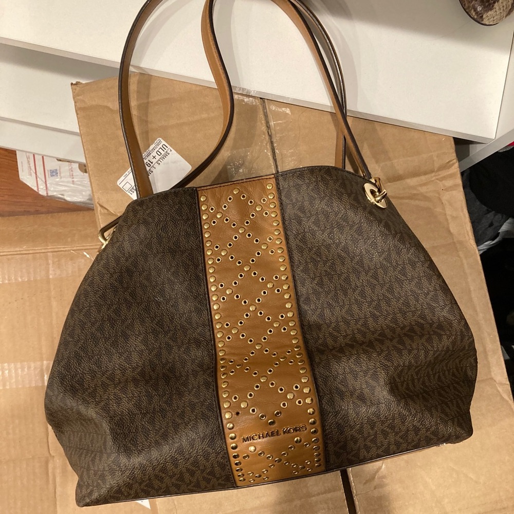Michael kors bag with gold accent 👜